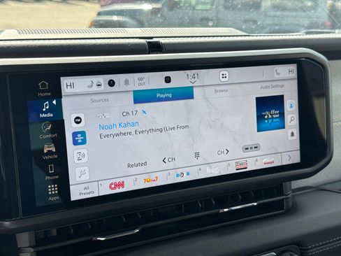 Used 2025 Jeep Wrangler Sahara image 26