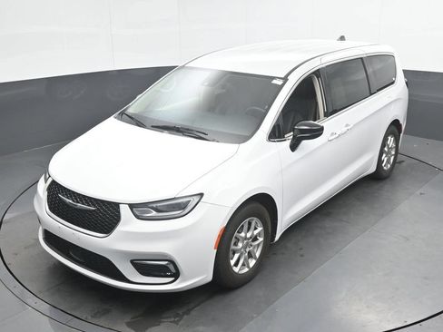 Used 2024 Chrysler Pacifica Touring-L FWD image 35