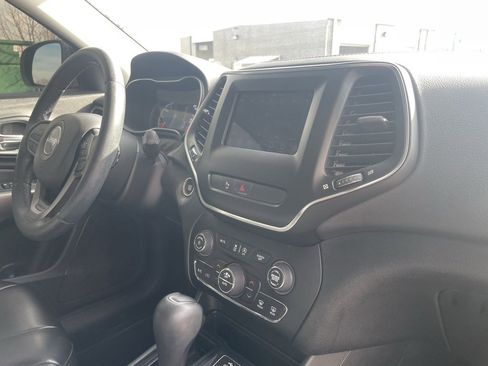 Used 2019 Jeep Cherokee Latitude Plus w/ Comfort/Convenience Group image 28