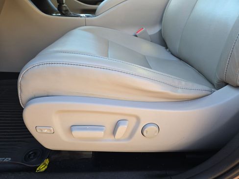 Used 2019 Toyota Highlander XLE image 17