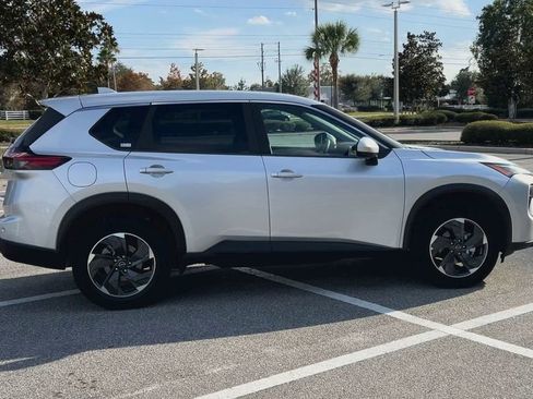 Used 2024 Nissan Rogue SV image 9