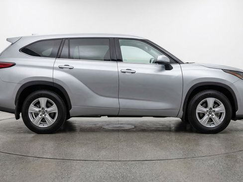 Used 2025 Toyota Highlander LE image 11
