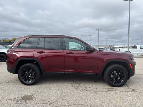 New 2025 Jeep Grand Cherokee Altitude w/ Trailer Tow Package AWD/4WD image 4