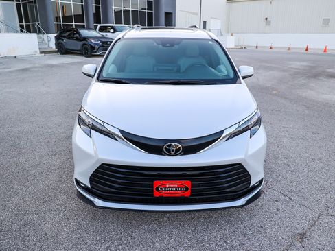 Certified 2026 Toyota Sienna XLE FWD image 4