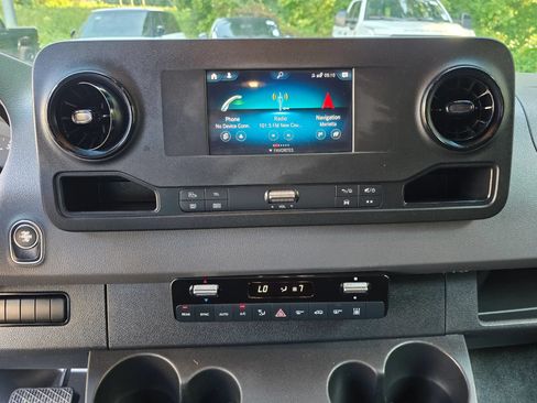 Used 2019 Mercedes-Benz Sprinter 2500 image 13