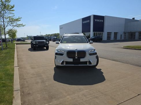Used 2023 BMW X7 xDrive40i w/ Premium Package AWD/4WD image 3