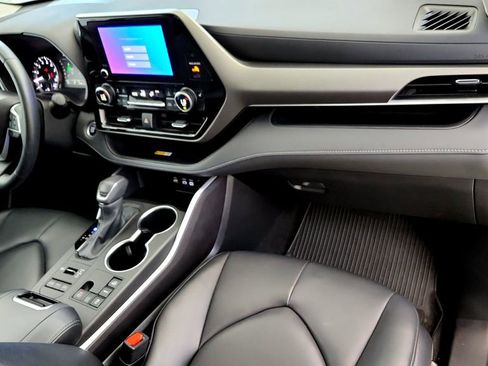 Certified 2024 Toyota Highlander XLE AWD/4WD image 40