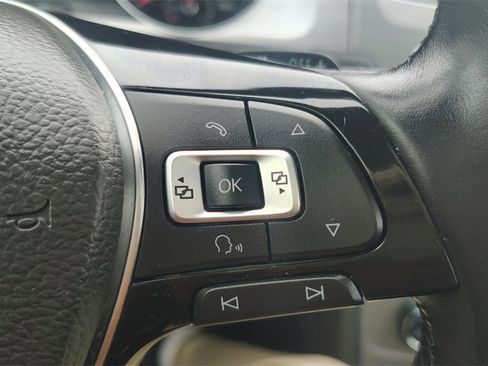 Used 2017 Volkswagen Golf SE image 16