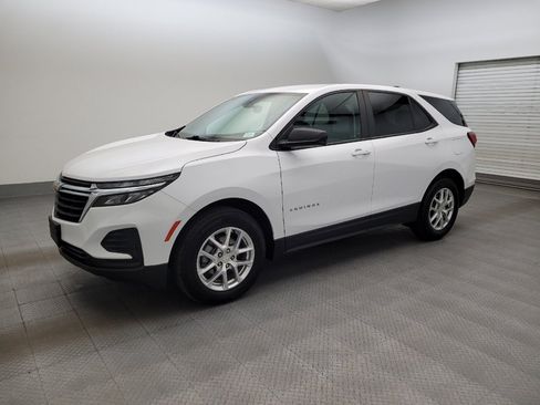 Used 2024 Chevrolet Equinox LS w/ LS Convenience Package FWD image 2