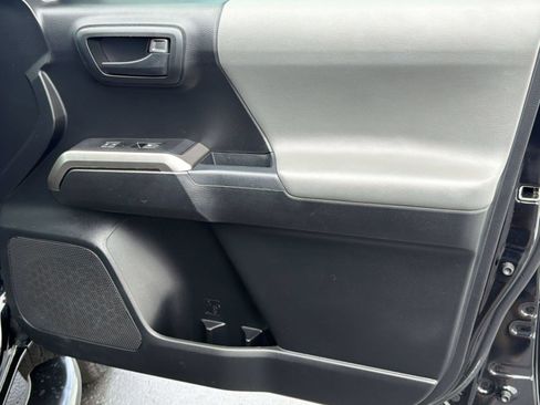 Used 2019 Toyota Tacoma SR5 AWD/4WD image 34