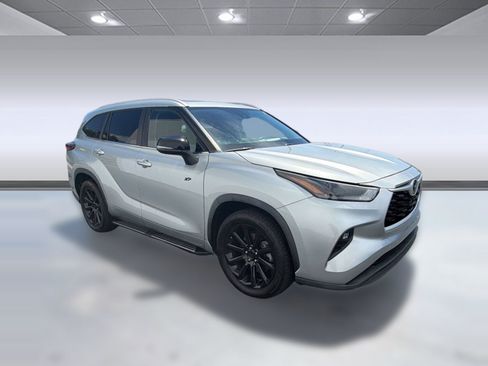 Used 2023 Toyota Highlander XLE FWD image 7