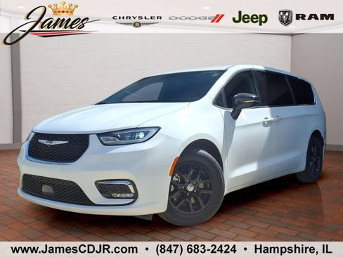 Used 2024 Chrysler Pacifica Touring-L FWD image 1