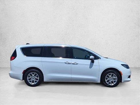 Used 2023 Chrysler Voyager LX FWD image 4