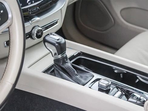 Used 2020 Volvo XC60 T5 Momentum w/ Protection Package Premier image 24