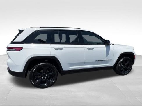 Used 2025 Jeep Grand Cherokee Altitude AWD/4WD image 7
