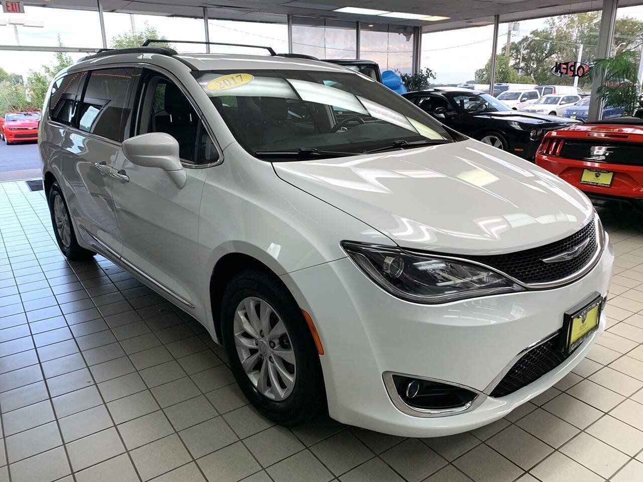 Used 2017 Chrysler Pacifica Touring-L FWD image 4