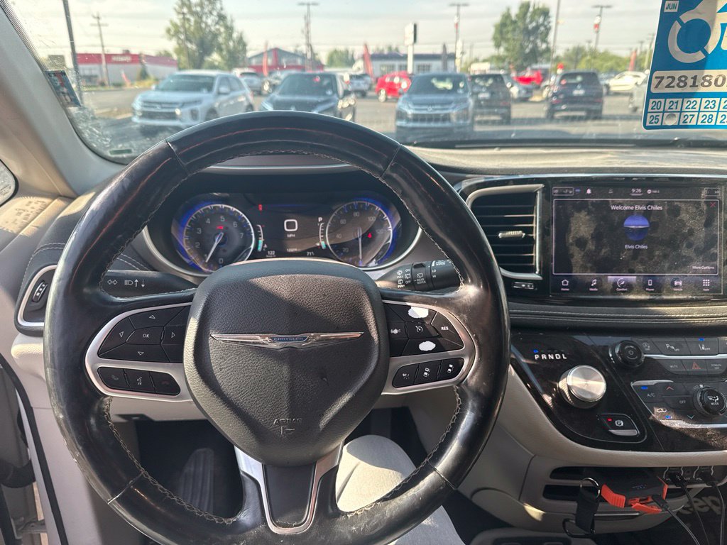 Used 2021 Chrysler Pacifica Touring-L FWD image 9