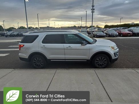Used 2016 Ford Explorer XLT w/ Equipment Group 202A AWD/4WD image 7