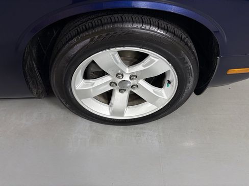 Used 2014 Dodge Challenger SXT image 12