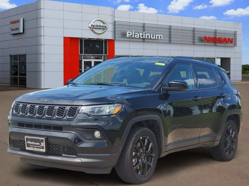 Used 2026 Jeep Compass Latitude AWD/4WD image 2