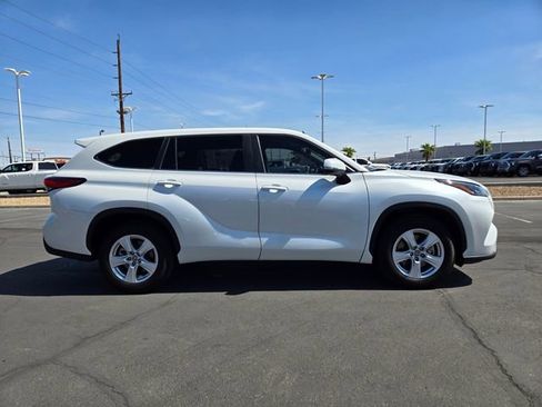 Used 2023 Toyota Highlander L image 3