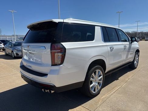Used 2022 Chevrolet Suburban High Country image 3