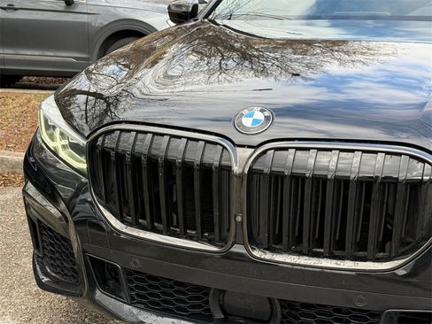 Used 2022 BMW 740i w/ M Sport Package image 4