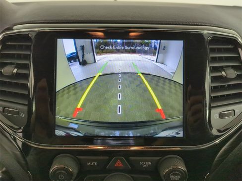 Used 2021 Jeep Grand Cherokee Laredo X image 25