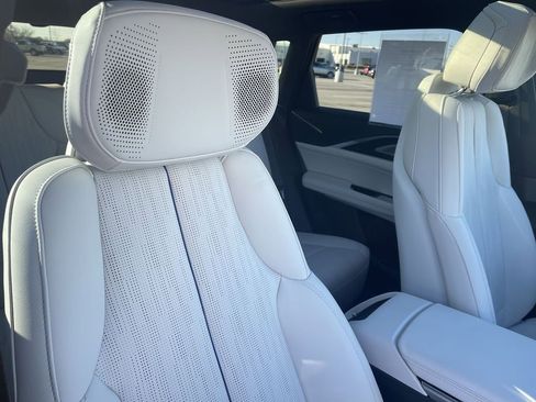 Certified 2024 Cadillac Lyriq Luxury image 33