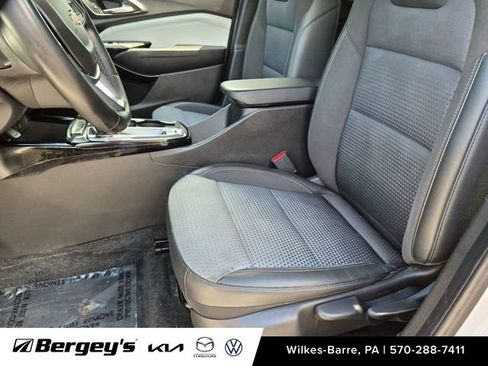 Used 2024 Chevrolet Trax LT w/ LT Convenience Package FWD image 11