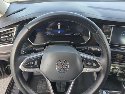 Certified 2024 Volkswagen Jetta SE image 9