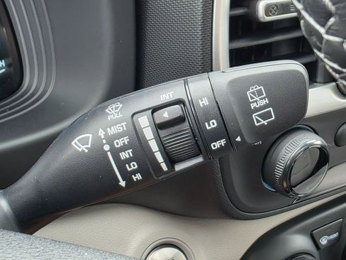 New 2025 Hyundai Venue SEL image 36