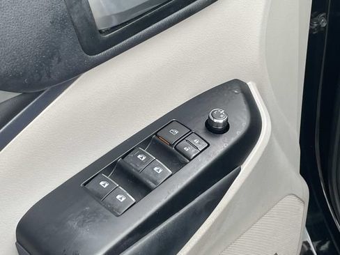 Used 2018 Toyota Highlander Limited FWD image 19
