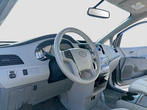 Used 2013 Toyota Sienna LE image 3