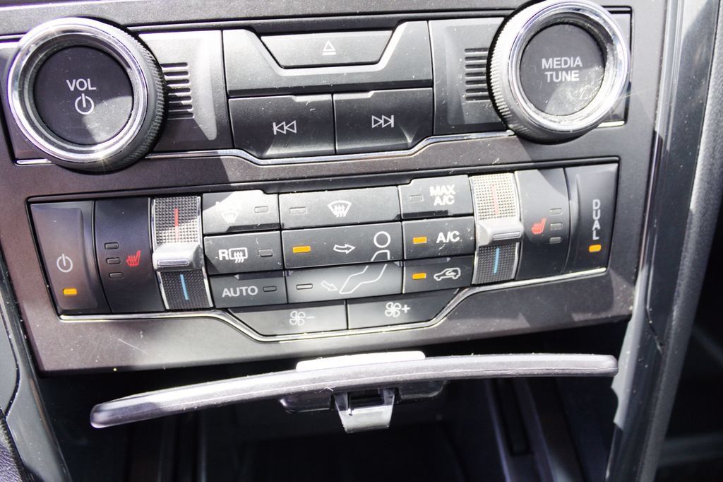 Used 2018 Ford Explorer XLT w/ Equipment Group 202A AWD/4WD image 17