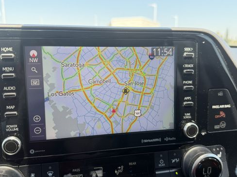 Used 2022 Toyota Highlander XLE FWD image 28