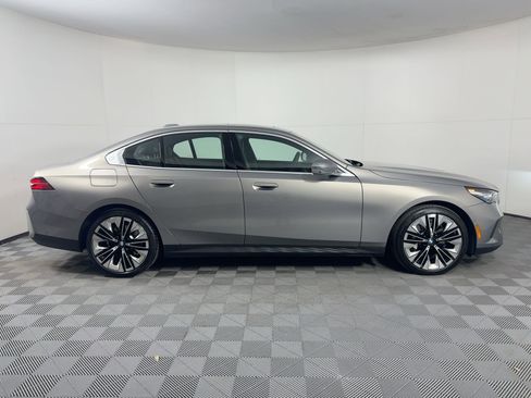 Certified 2025 BMW 530i image 8