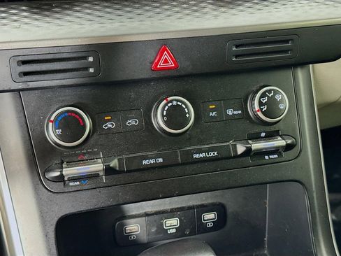 Used 2024 Kia Carnival LX image 16