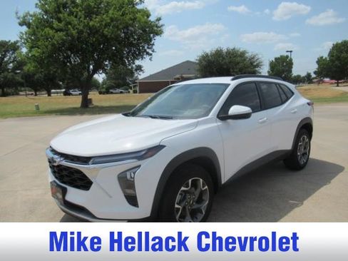 Used 2026 Chevrolet Trax LT w/ Driver Confidence Package FWD image 2