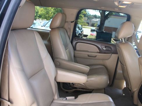 Used 2011 Chevrolet Suburban LTZ RWD image 39