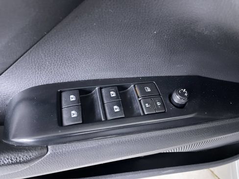 Used 2019 Toyota Camry SE w/ Convenience Package FWD image 11