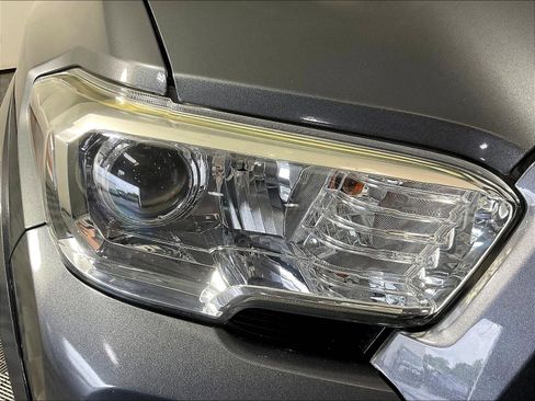 Used 2020 Toyota Tacoma SR5 AWD/4WD image 32