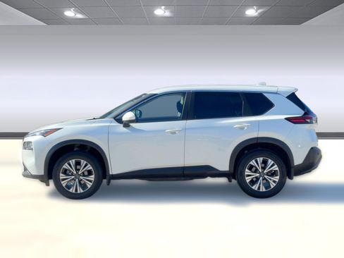 Used 2023 Nissan Rogue SV image 2
