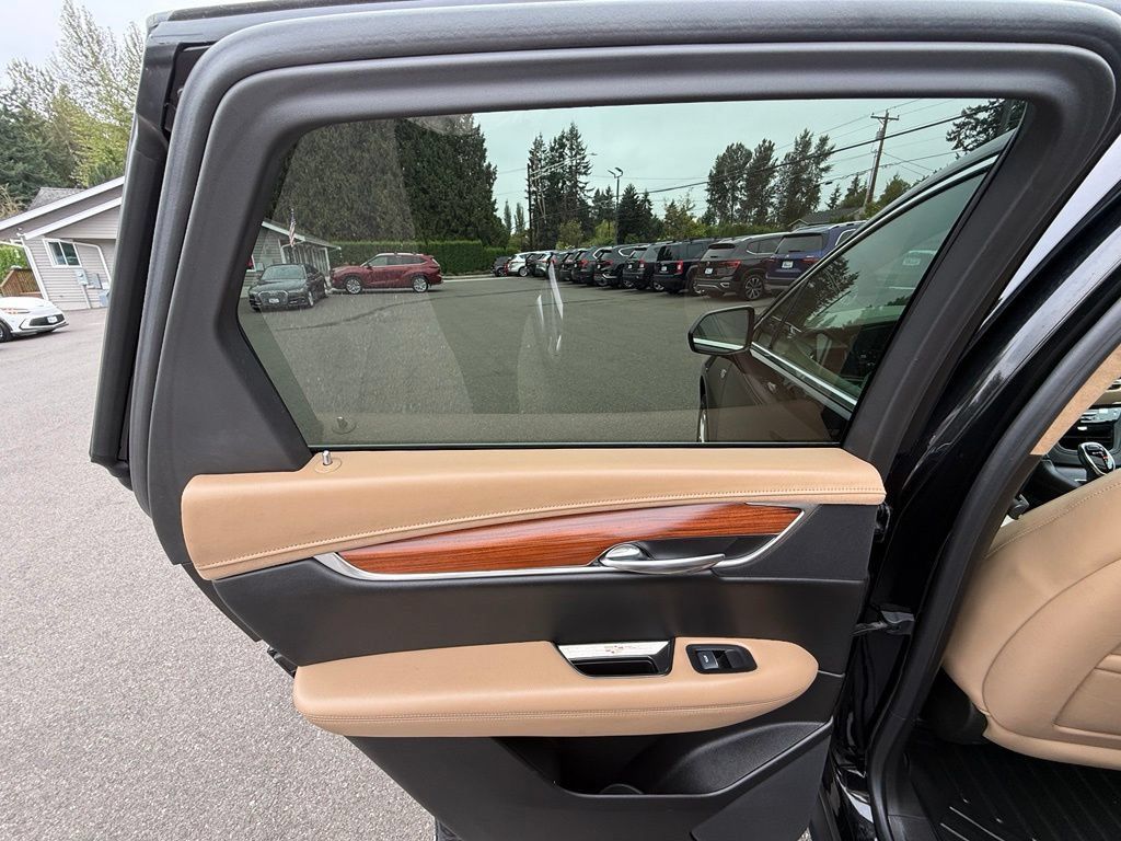 Used 2017 Cadillac XT5 Platinum AWD/4WD image 16
