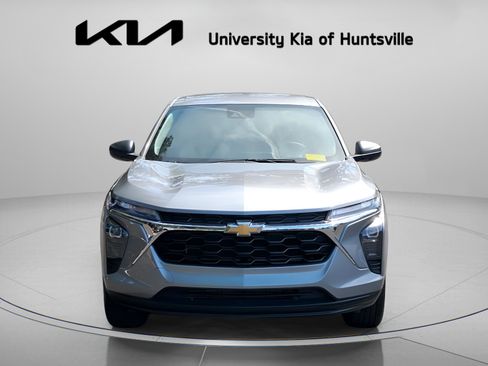 Used 2024 Chevrolet Trax LS w/ Driver Confidence Package FWD image 2