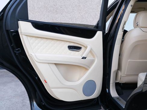 Used 2018 Bentley Bentayga image 26