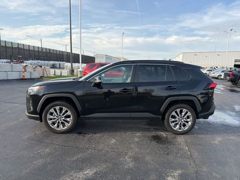 Used 2023 Toyota RAV4 XLE Premium image 4