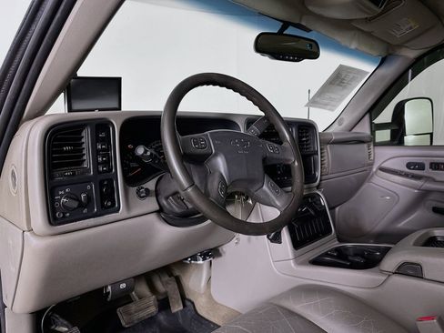 Used 2006 Chevrolet Silverado 2500 LT w/ Heavy-Duty Power Package image 10