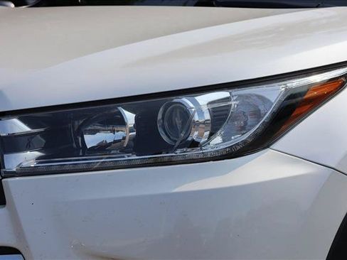 Used 2018 Toyota Highlander Limited Platinum AWD/4WD image 10