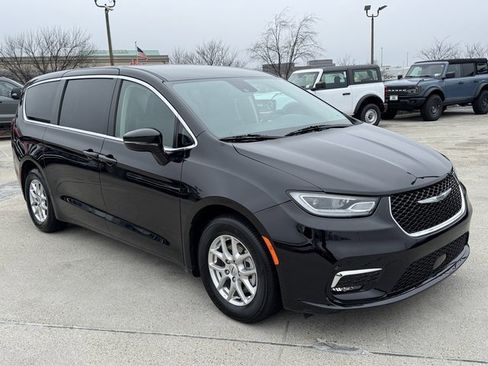 Used 2024 Chrysler Pacifica Touring-L image 6